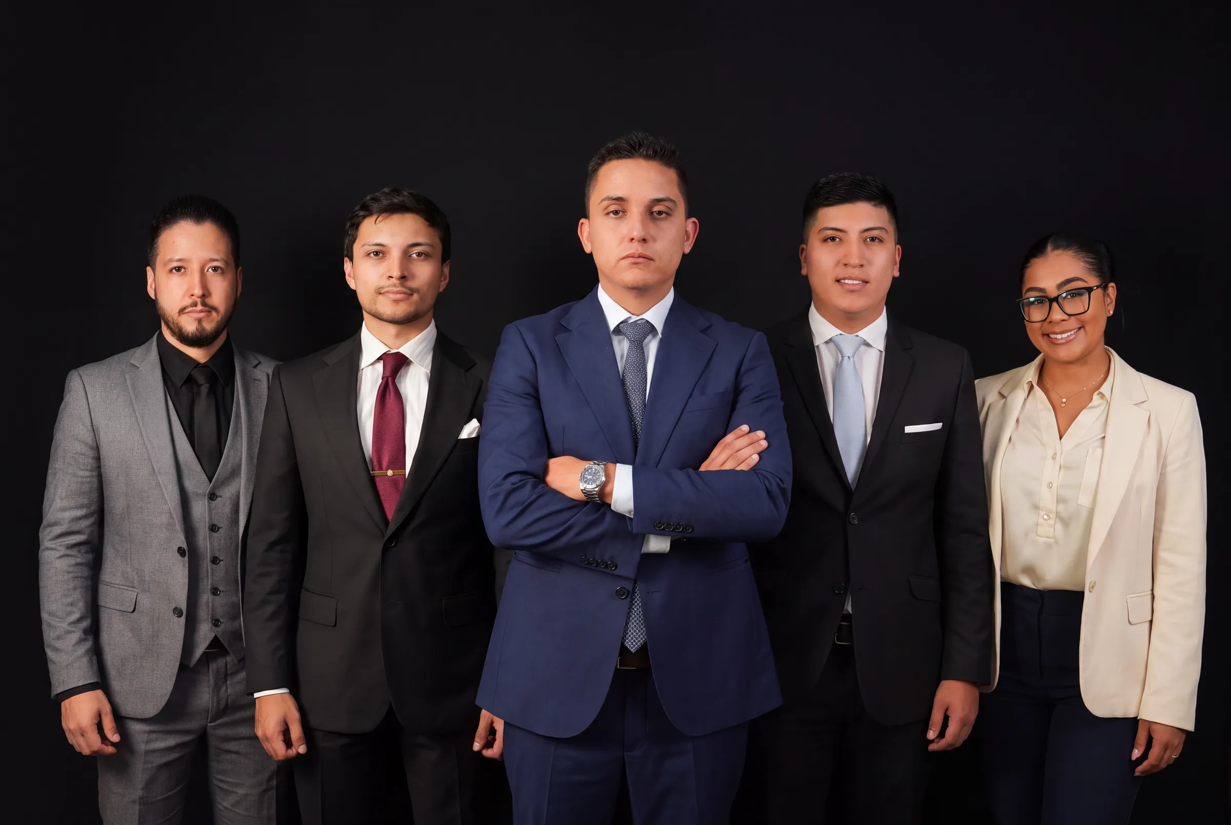 Equipo de abogados de Abogados y Asociados en su oficina de Medellín